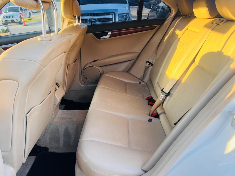 Mercedes-Benz C-Class Vehicle Full-screen Gallery Image 26