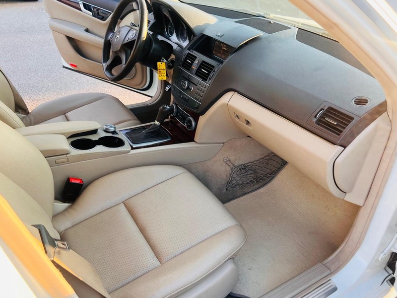 Mercedes-Benz C-Class Vehicle Full-screen Gallery Image 27