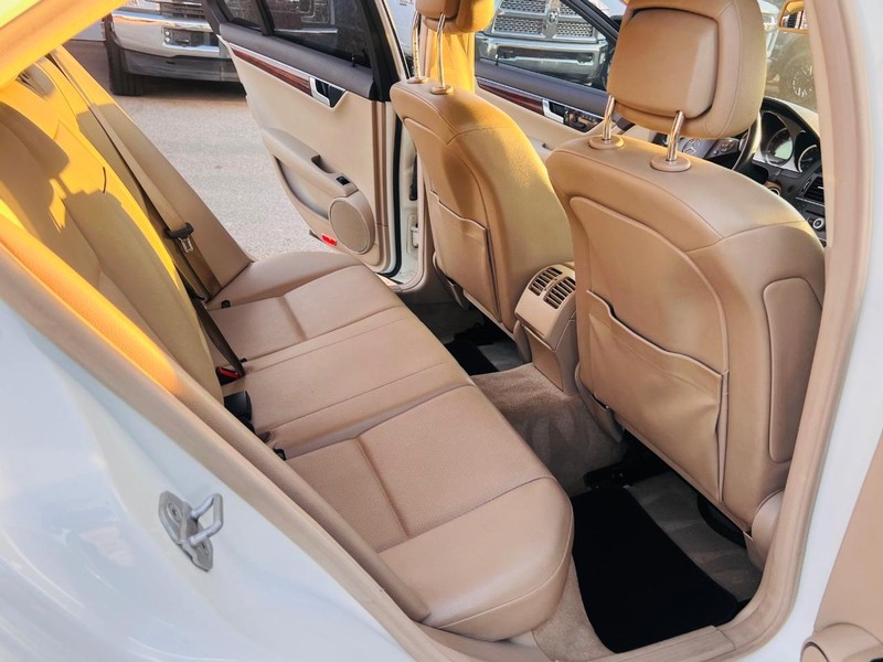 Mercedes-Benz C-Class Vehicle Full-screen Gallery Image 28