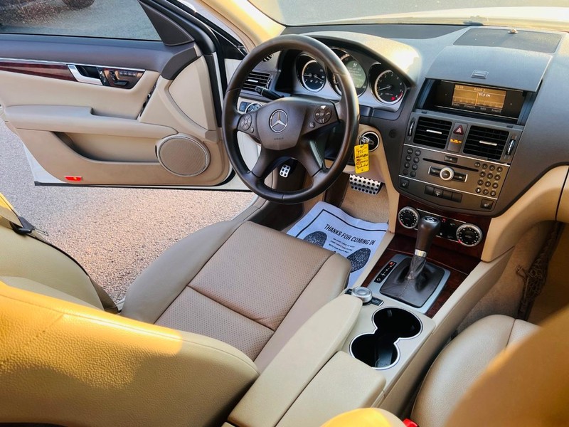 Mercedes-Benz C-Class Vehicle Full-screen Gallery Image 29