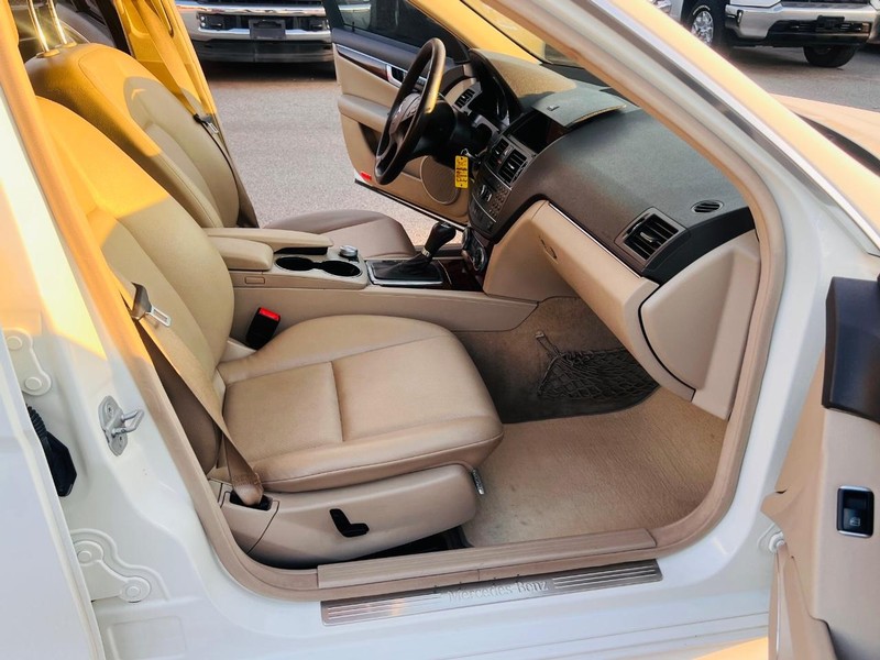 Mercedes-Benz C-Class Vehicle Full-screen Gallery Image 31