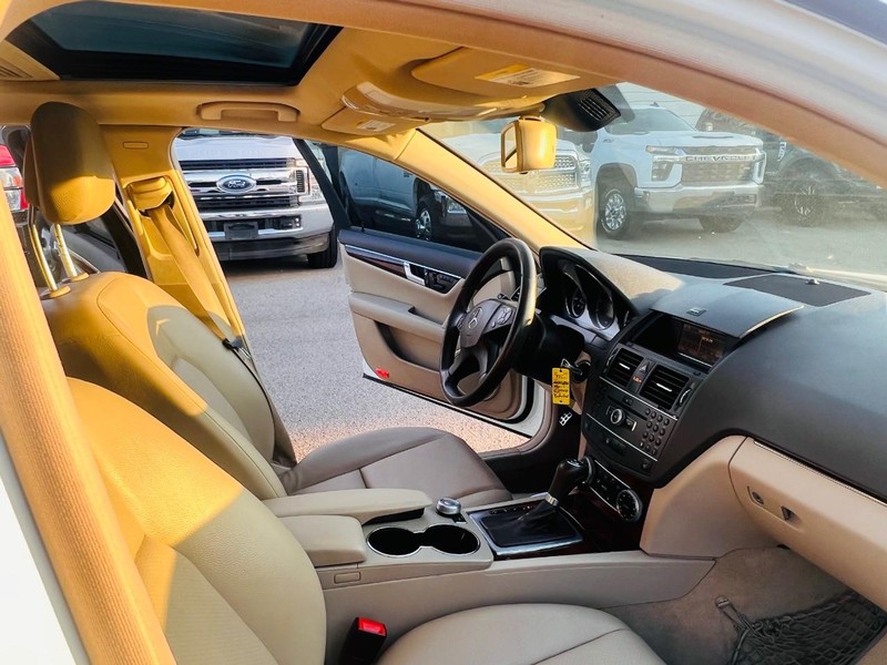 Mercedes-Benz C-Class Vehicle Full-screen Gallery Image 32