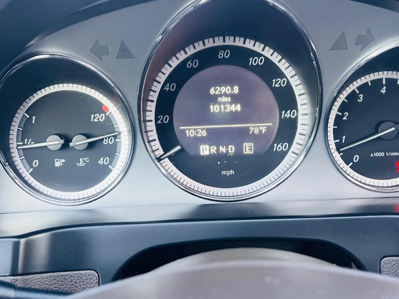 Mercedes-Benz C-Class Vehicle Full-screen Gallery Image 33