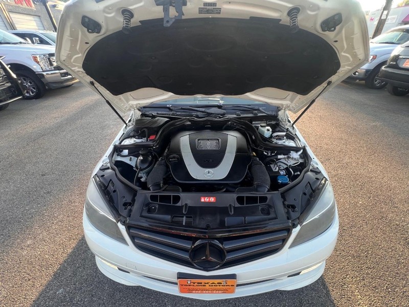 Mercedes-Benz C-Class Vehicle Full-screen Gallery Image 34