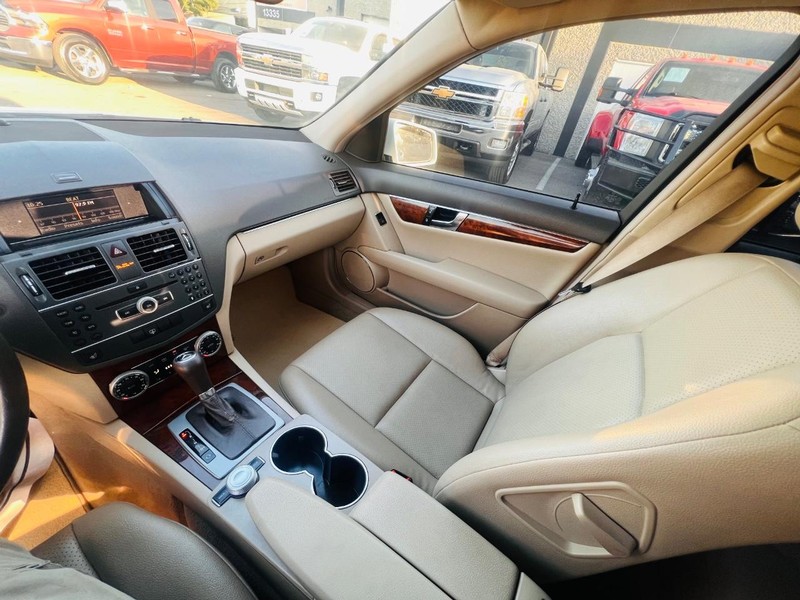 Mercedes-Benz C-Class Vehicle Full-screen Gallery Image 35