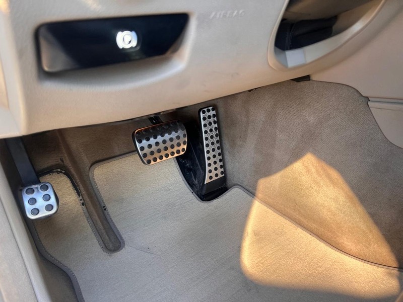 Mercedes-Benz C-Class Vehicle Full-screen Gallery Image 36