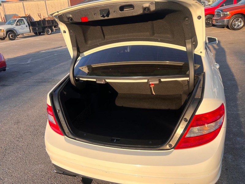 Mercedes-Benz C-Class Vehicle Full-screen Gallery Image 37