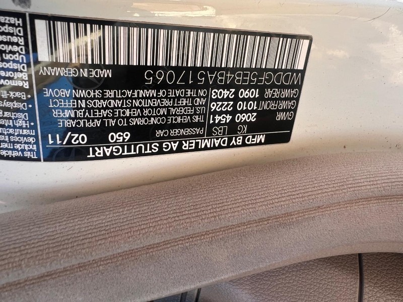 Mercedes-Benz C-Class Vehicle Full-screen Gallery Image 38