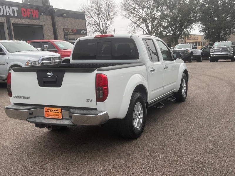 Nissan Frontier Vehicle Full-screen Gallery Image 12