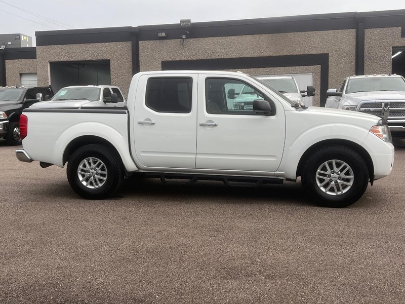 Nissan Frontier Vehicle Full-screen Gallery Image 15