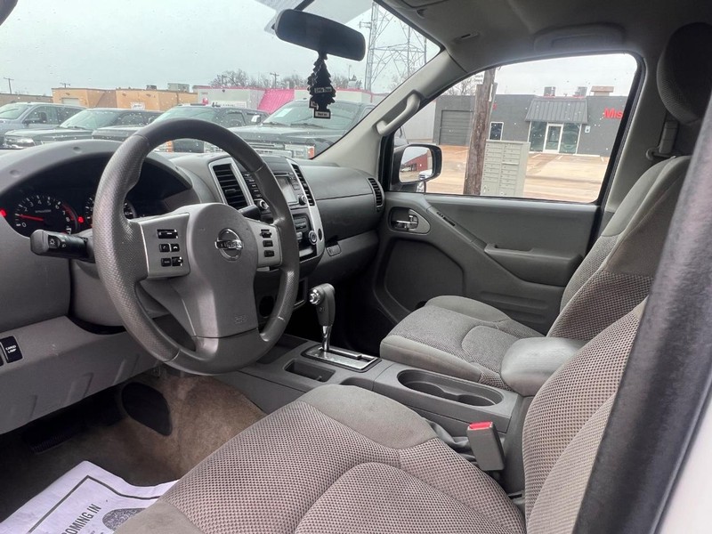 Nissan Frontier Vehicle Full-screen Gallery Image 21