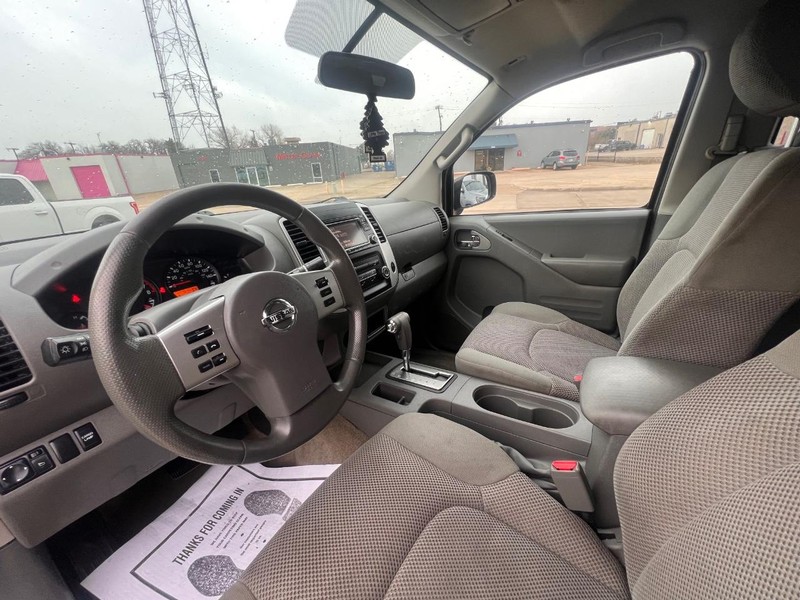 Nissan Frontier Vehicle Full-screen Gallery Image 22