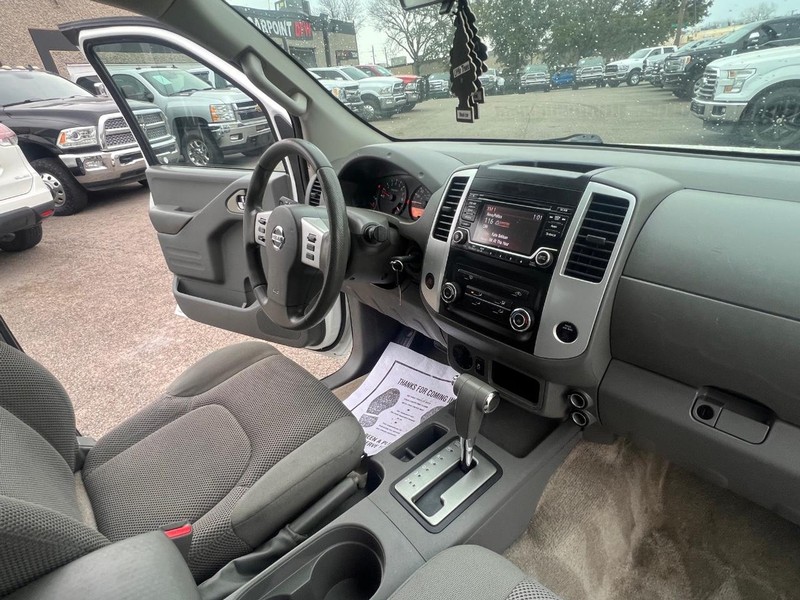 Nissan Frontier Vehicle Full-screen Gallery Image 24