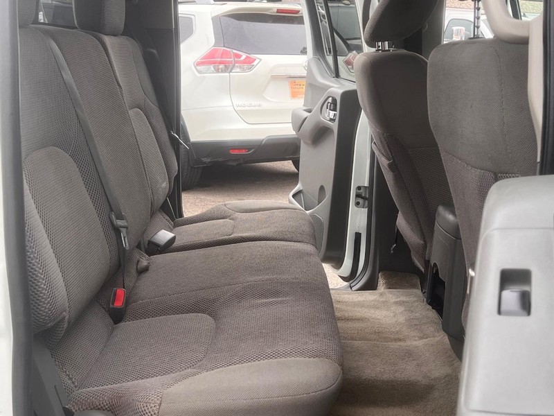 Nissan Frontier Vehicle Full-screen Gallery Image 25