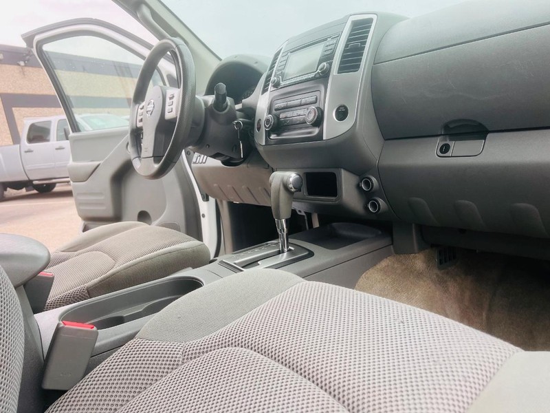 Nissan Frontier Vehicle Full-screen Gallery Image 32