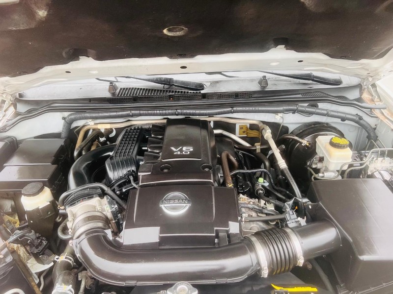 Nissan Frontier Vehicle Full-screen Gallery Image 35