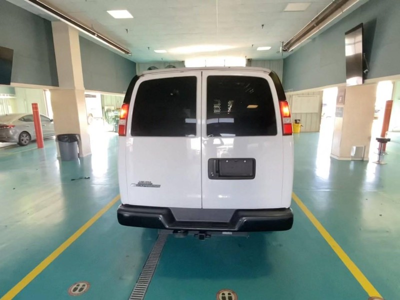 Chevrolet Express Cargo Van Vehicle Full-screen Gallery Image 4