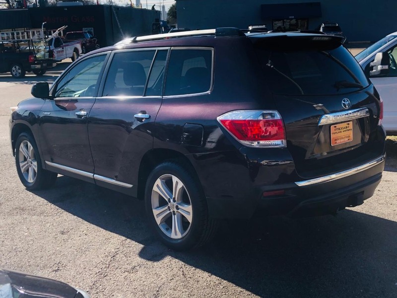 Toyota Highlander Vehicle Full-screen Gallery Image 02