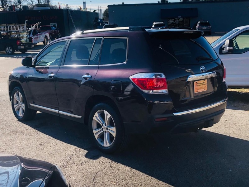 Toyota Highlander Vehicle Full-screen Gallery Image 11