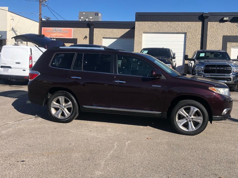 Toyota Highlander Vehicle Full-screen Gallery Image 21