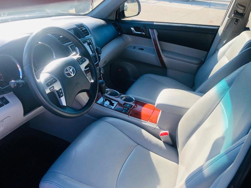 Toyota Highlander Vehicle Full-screen Gallery Image 22