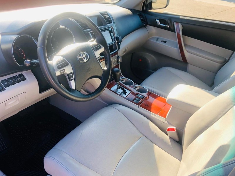 Toyota Highlander Vehicle Full-screen Gallery Image 23