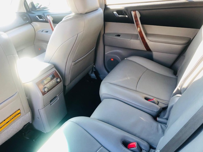 Toyota Highlander Vehicle Full-screen Gallery Image 24