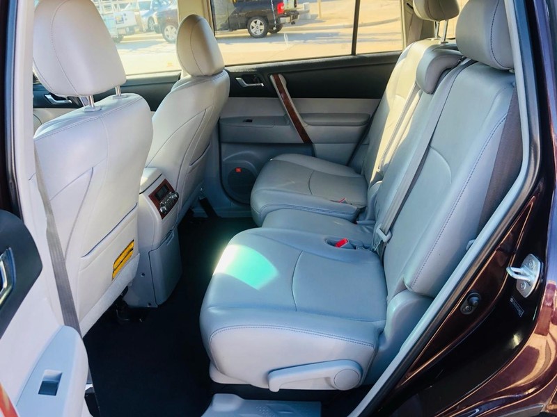 Toyota Highlander Vehicle Full-screen Gallery Image 25