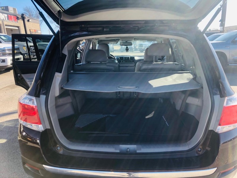 Toyota Highlander Vehicle Full-screen Gallery Image 26