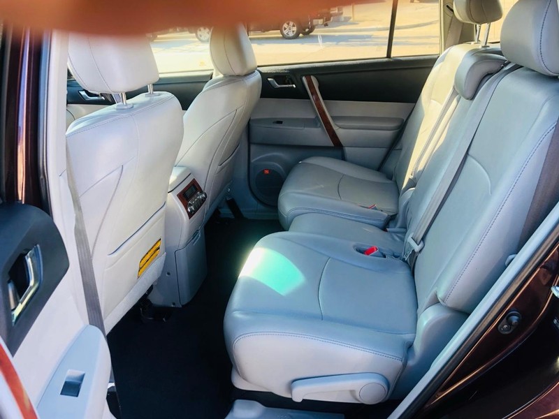 Toyota Highlander Vehicle Full-screen Gallery Image 28