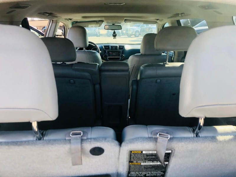 Toyota Highlander Vehicle Full-screen Gallery Image 30