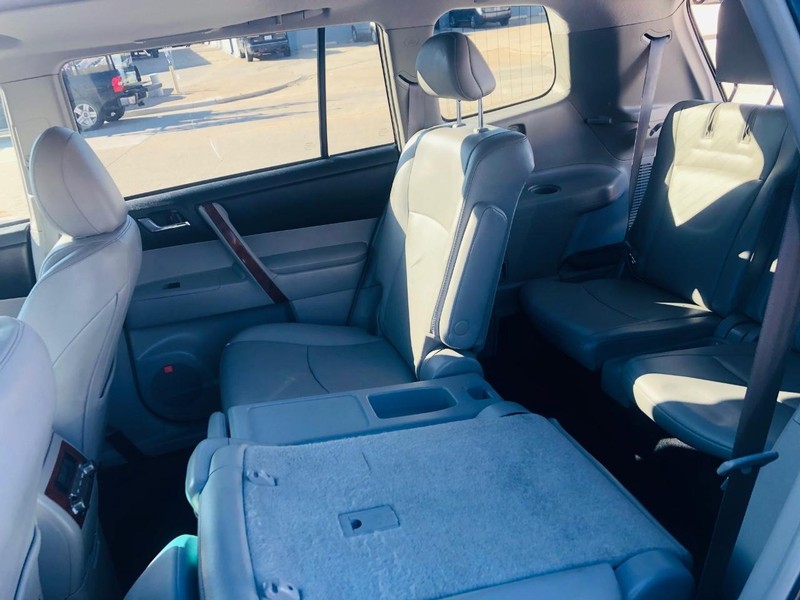 Toyota Highlander Vehicle Full-screen Gallery Image 32