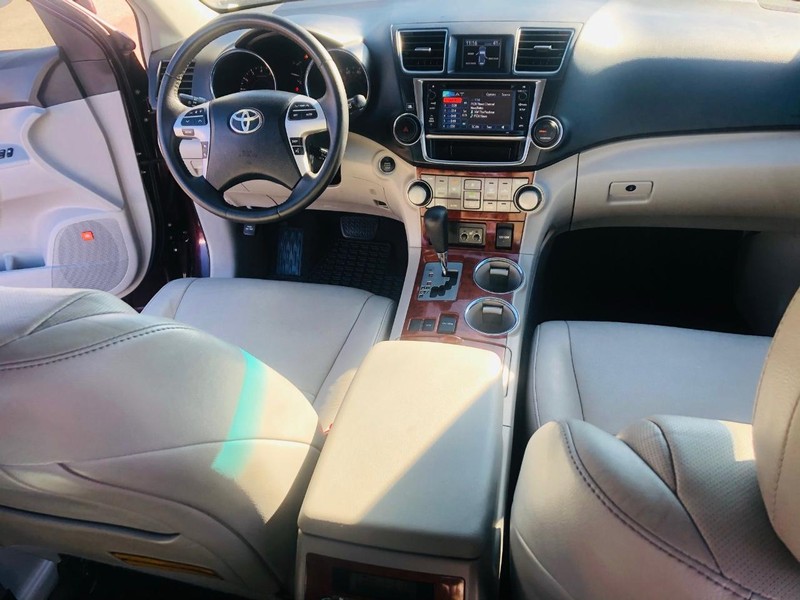 Toyota Highlander Vehicle Full-screen Gallery Image 33