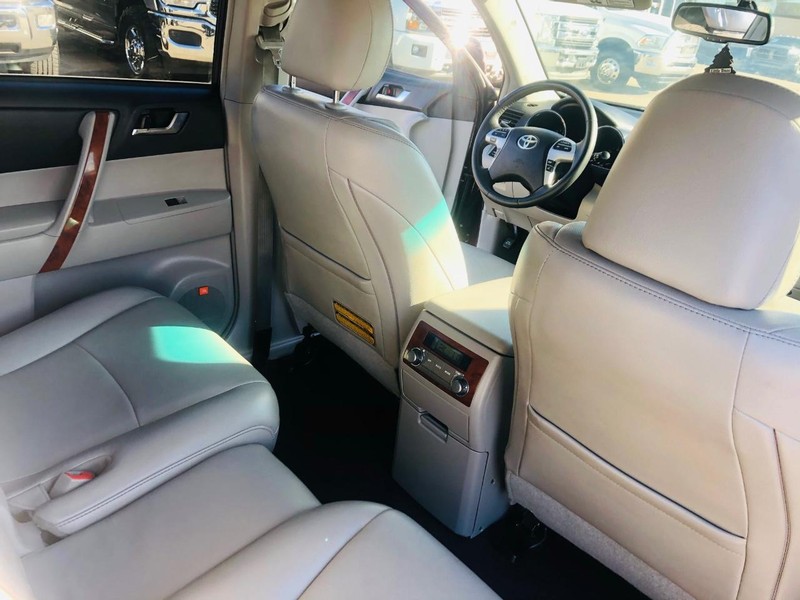 Toyota Highlander Vehicle Full-screen Gallery Image 34