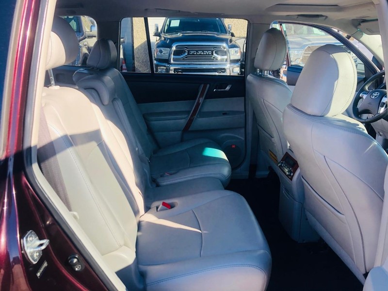 Toyota Highlander Vehicle Full-screen Gallery Image 35