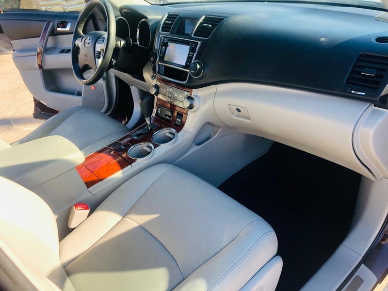 Toyota Highlander Vehicle Full-screen Gallery Image 38