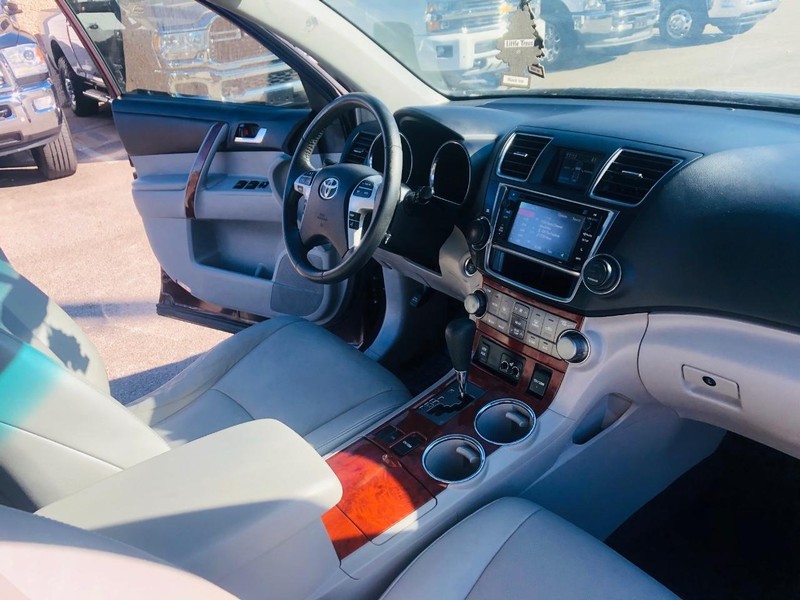 Toyota Highlander Vehicle Full-screen Gallery Image 39