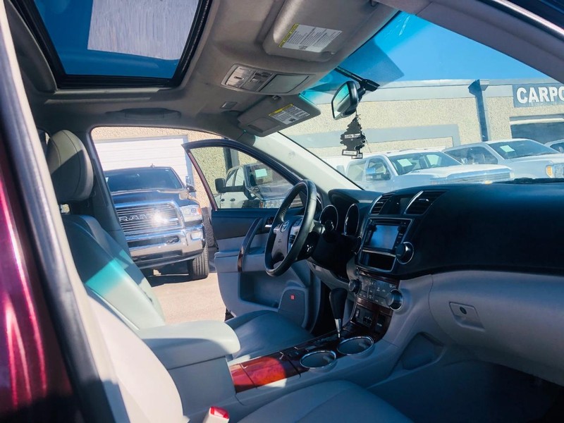Toyota Highlander Vehicle Full-screen Gallery Image 40