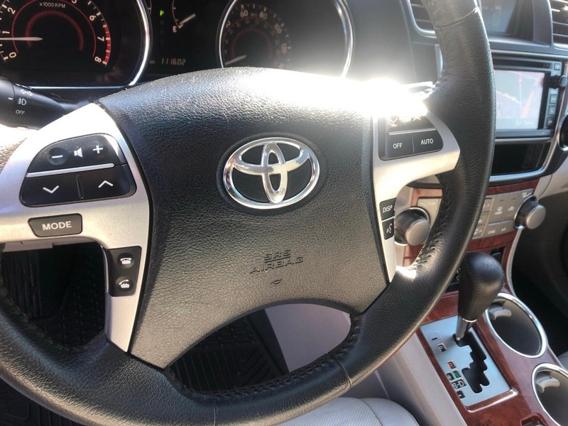 Toyota Highlander Vehicle Full-screen Gallery Image 48