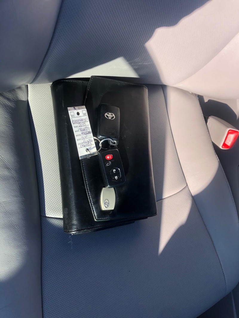 Toyota Highlander Vehicle Full-screen Gallery Image 49