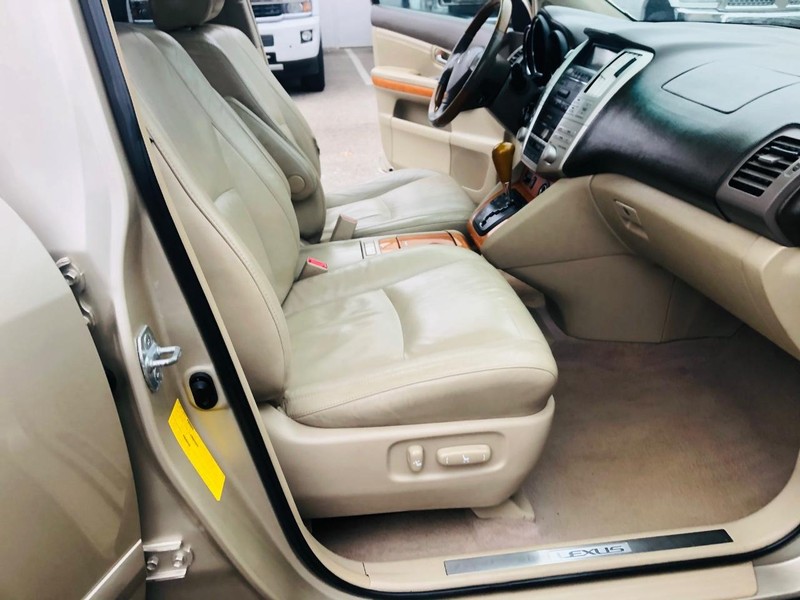 Lexus RX 330 Vehicle Full-screen Gallery Image 24