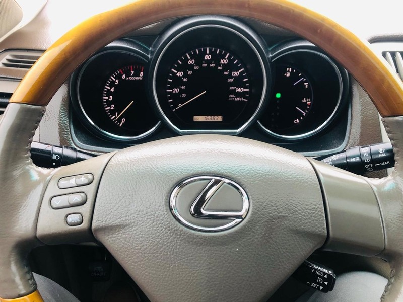 Lexus RX 330 Vehicle Full-screen Gallery Image 34