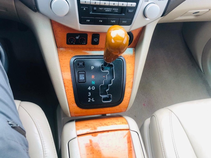 Lexus RX 330 Vehicle Full-screen Gallery Image 38