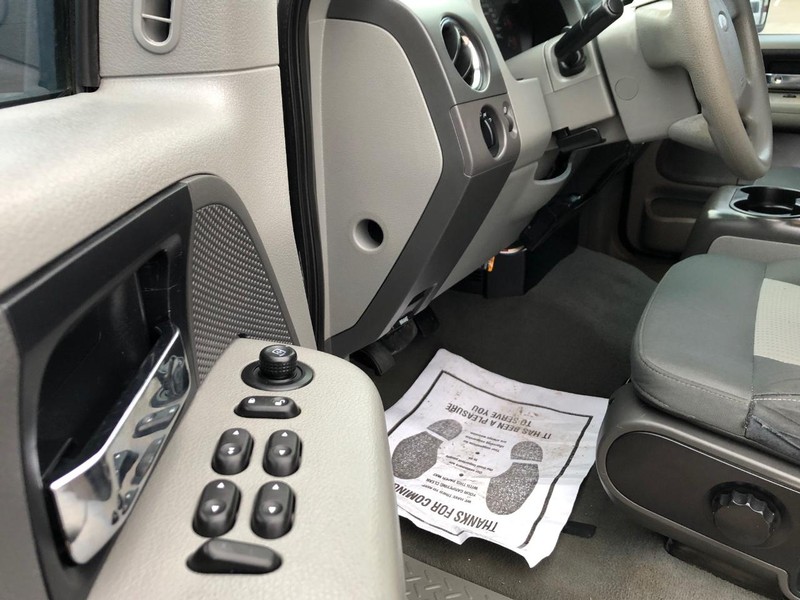 Ford F-150 Vehicle Full-screen Gallery Image 17