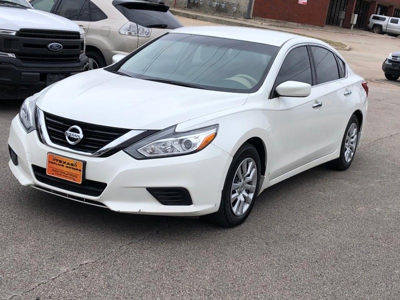 Nissan Altima Vehicle Full-screen Gallery Image 3