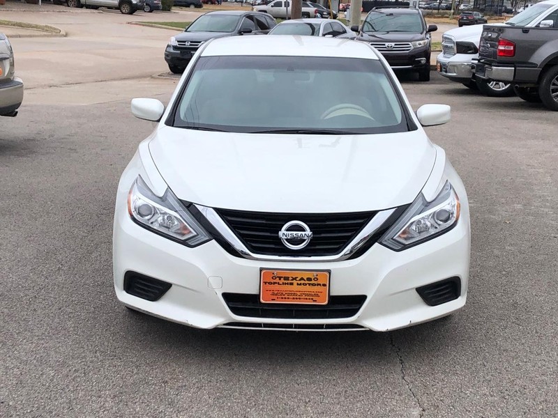 Nissan Altima Vehicle Full-screen Gallery Image 4