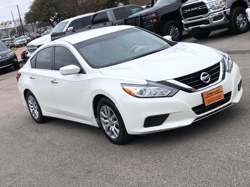 Nissan Altima Vehicle Full-screen Gallery Image 5