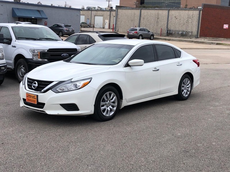 Nissan Altima Vehicle Full-screen Gallery Image 6