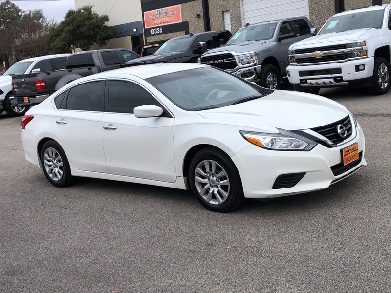 Nissan Altima Vehicle Full-screen Gallery Image 7