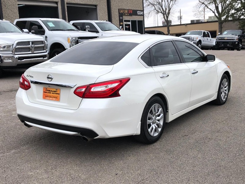 Nissan Altima Vehicle Full-screen Gallery Image 8